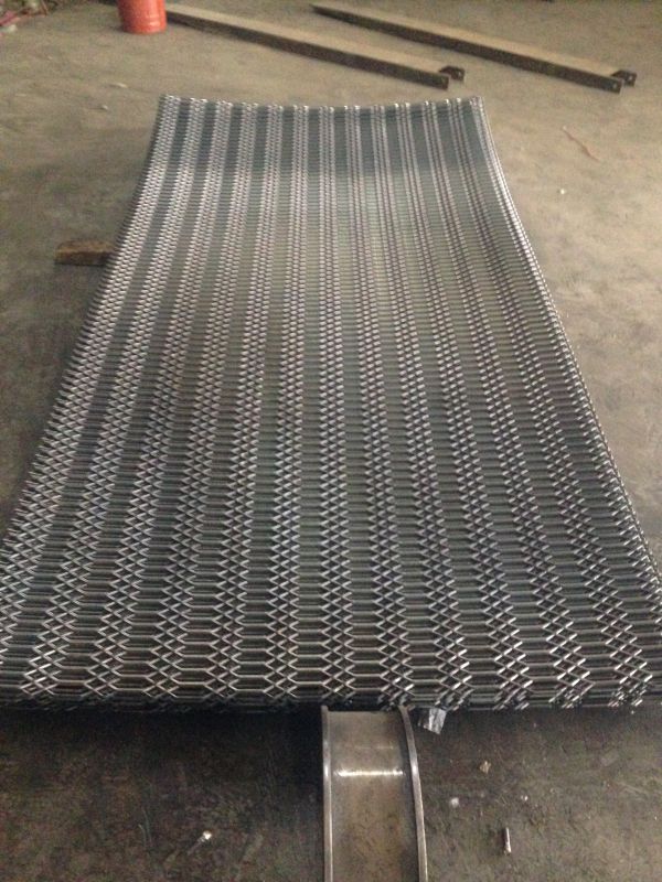 菱形鋼板網(wǎng) 工業(yè)應(yīng)用中的堅固防護與創(chuàng)新設(shè)計